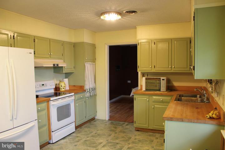 1979 Runnymeade Road Bunker Hill, WV 25413 - Photo 15 of 28 Kitchen