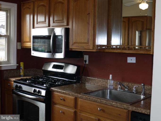 824 Stamford Road Baltimore, MD 21229 - Photo 3 of 13 Kitchen