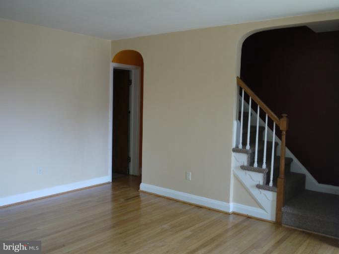 824 Stamford Road Baltimore, MD 21229 - Photo 4 of 13 Living Room