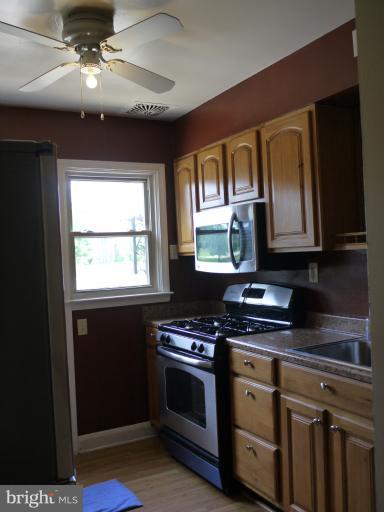 824 Stamford Road Baltimore, MD 21229 - Photo 7 of 13 Kitchen