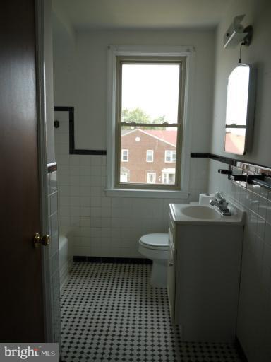 824 Stamford Road Baltimore, MD 21229 - Photo 9 of 13 Bath