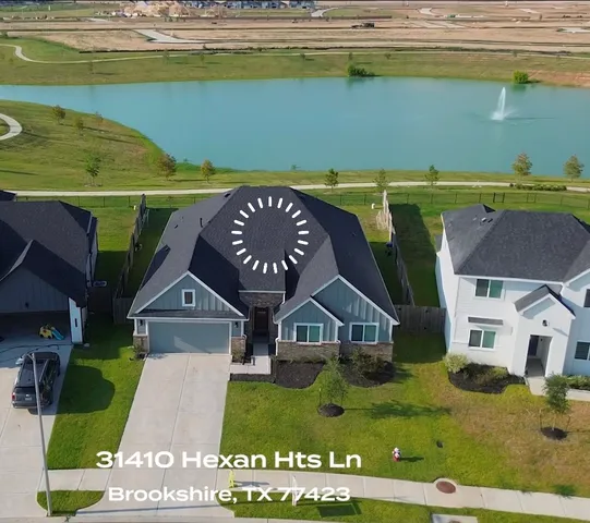 a view of houses with an outdoor space