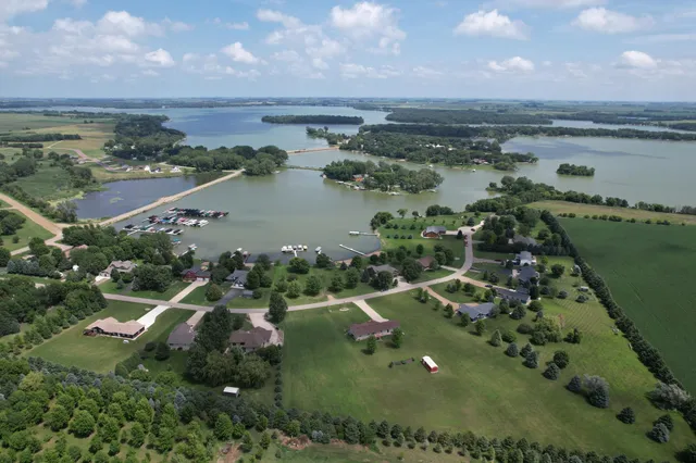 $140,000 | 15 Lake Shetek Drive, Slayton, MN 56172