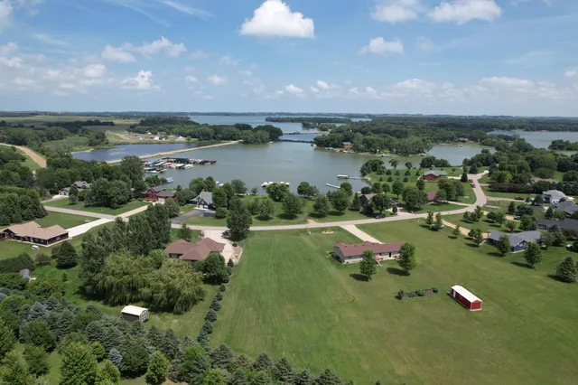 $140,000 | 15 Lake Shetek Drive, Slayton, MN 56172