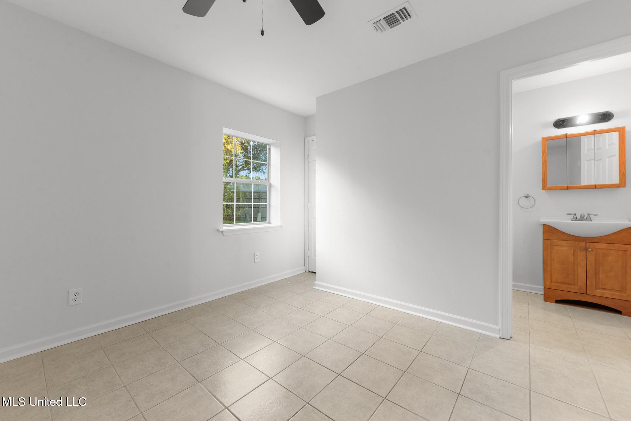 416 Shadowlawn Court D'Iberville, MS 39540 - Photo 10 of 23 010