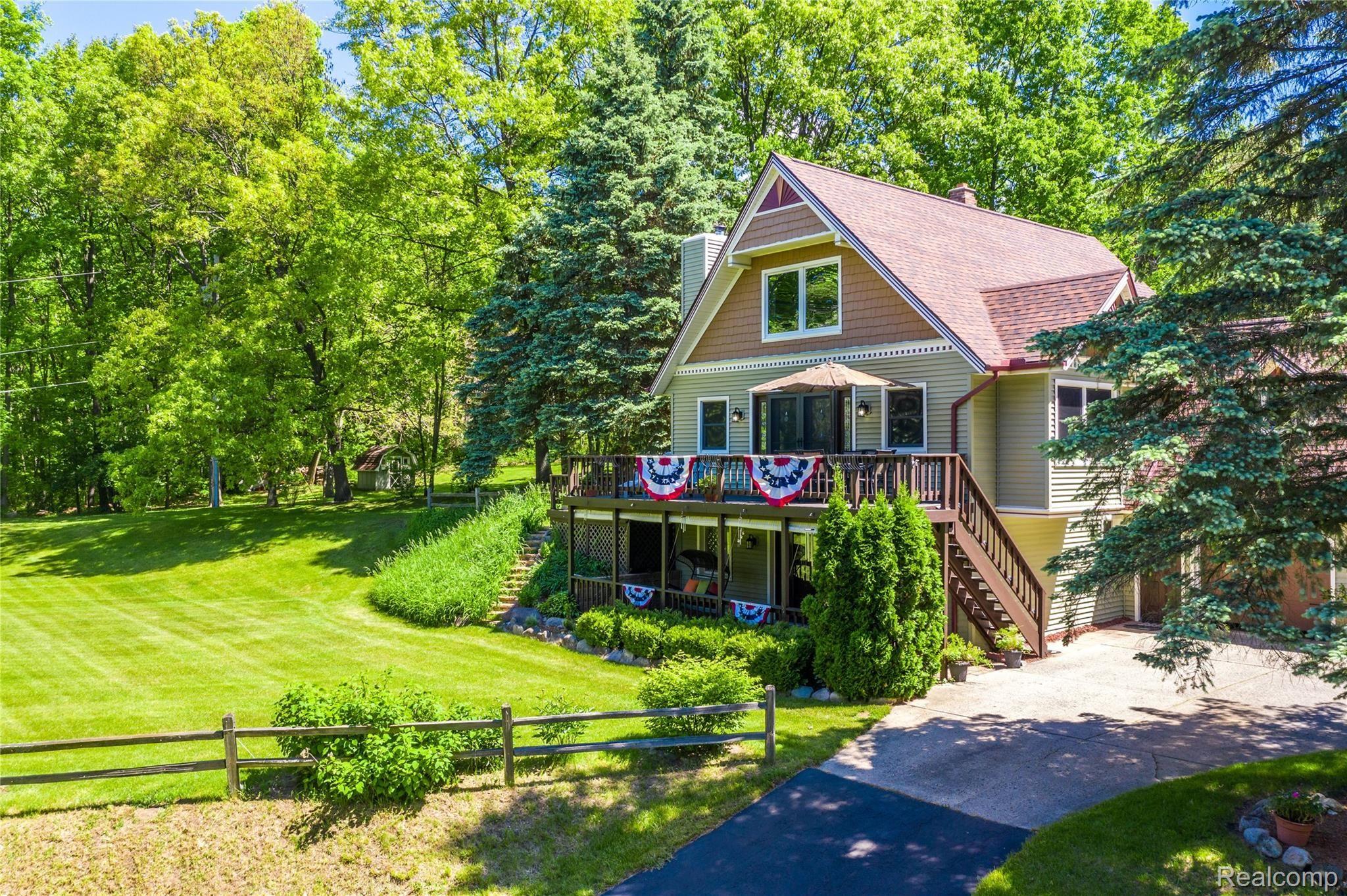 9440 Hartland Road Fenton, MI 48430 - Photo 32 of 46 Exterior 4.jpg