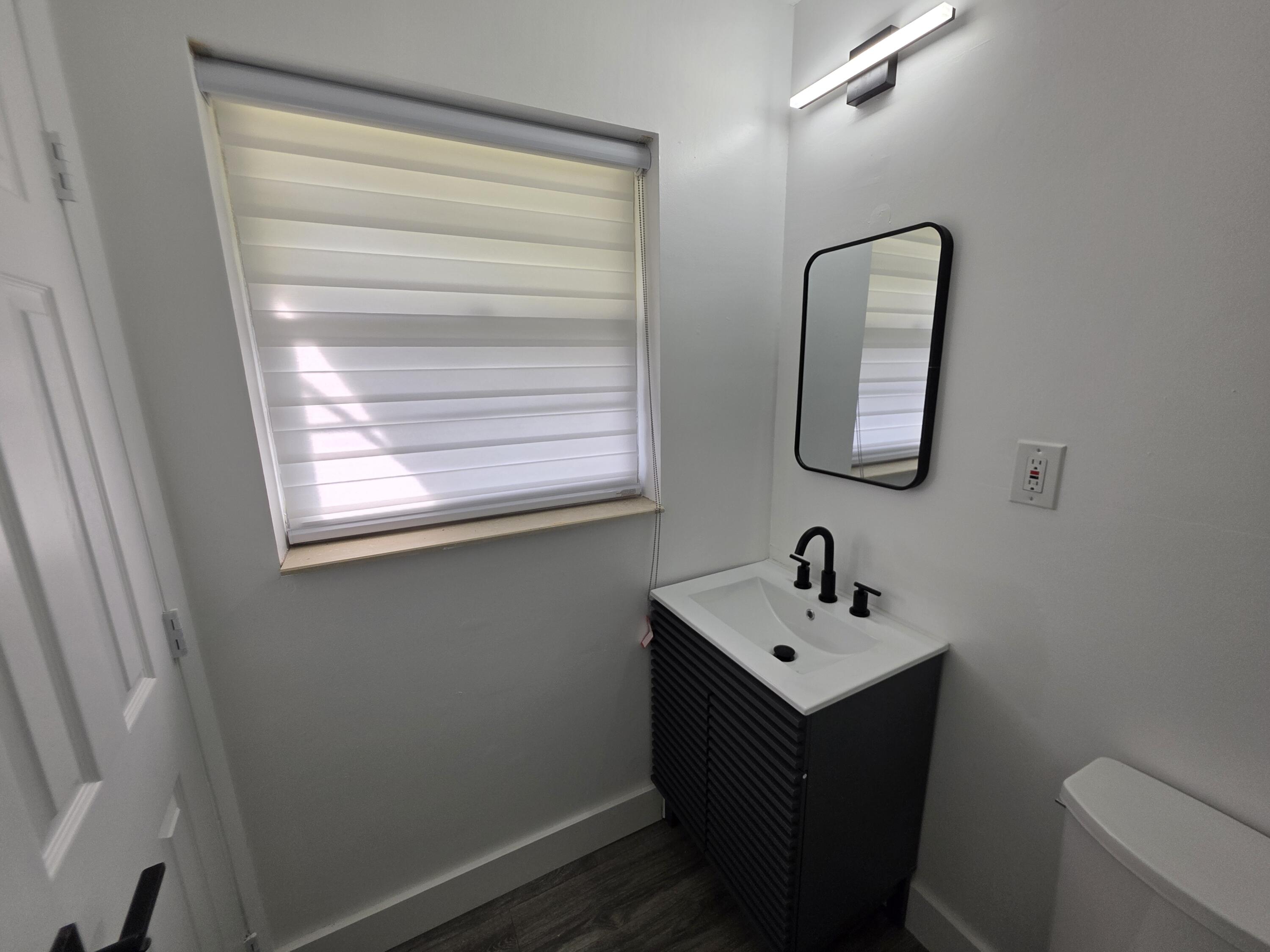 718 Whippoorwill Lane Delray Beach, FL 33445 - Photo 24 of 37 Bathroom 2
