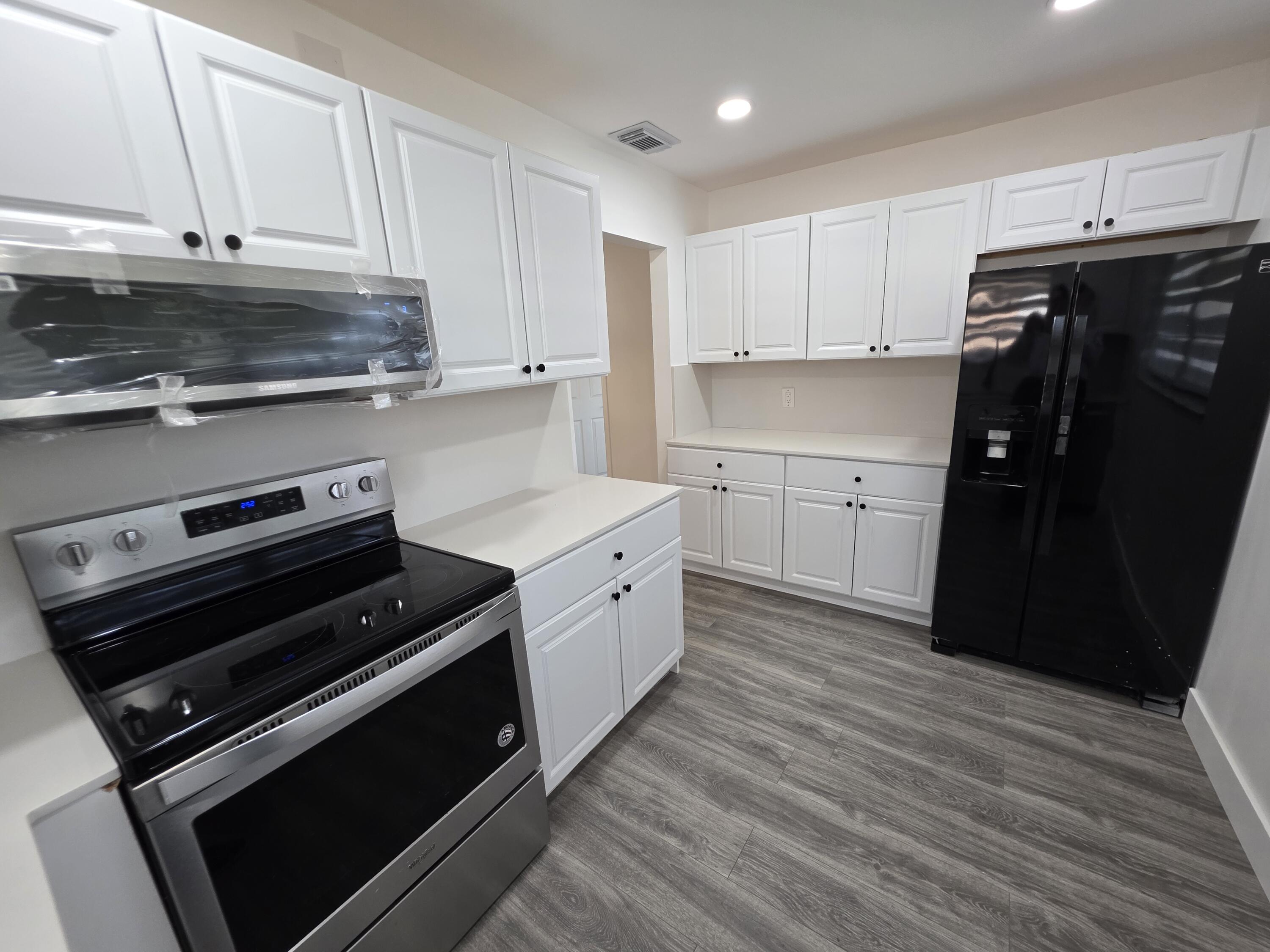 718 Whippoorwill Lane Delray Beach, FL 33445 - Photo 9 of 37 Kitchen