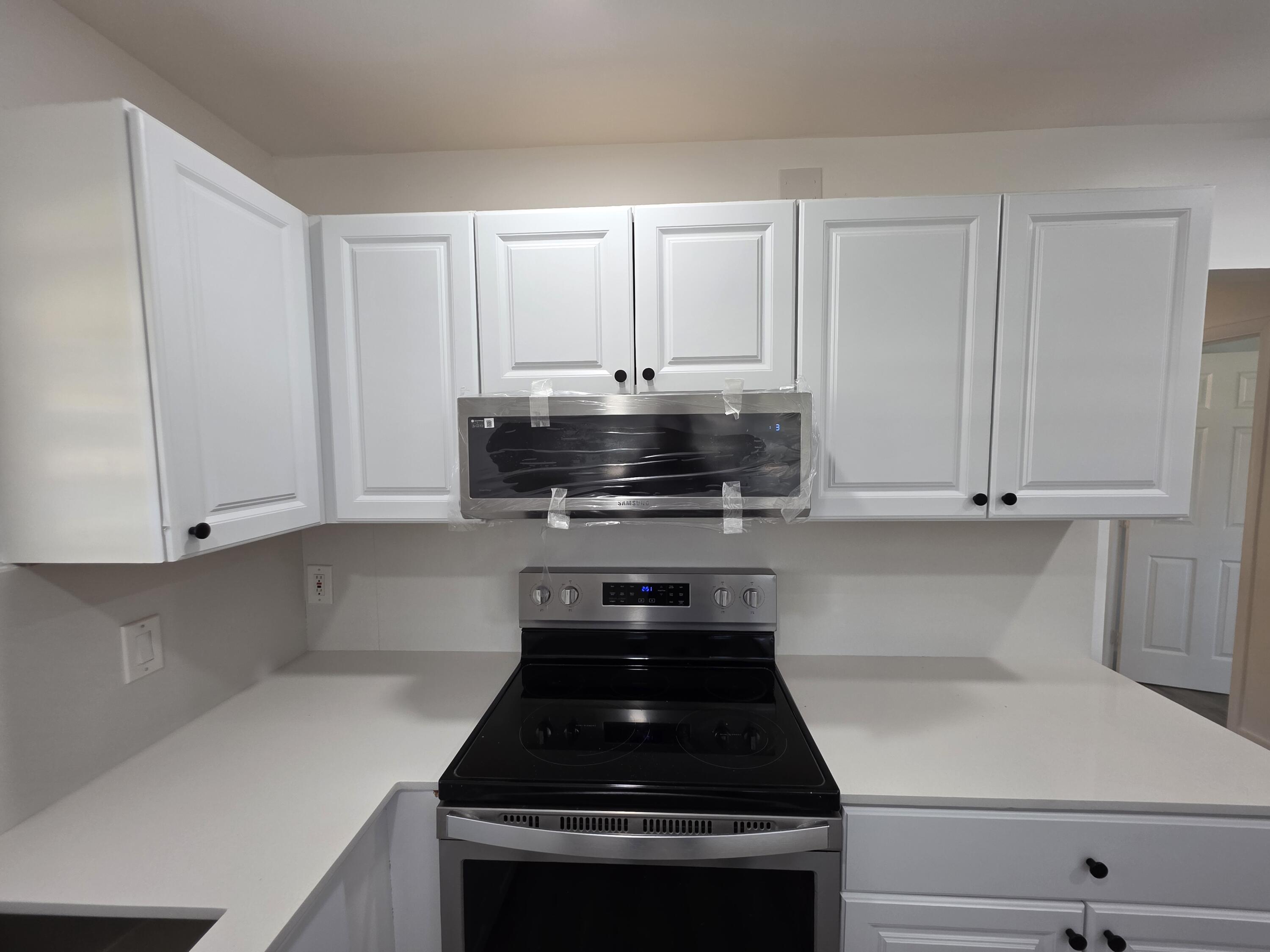 718 Whippoorwill Lane Delray Beach, FL 33445 - Photo 10 of 37 Kitchen