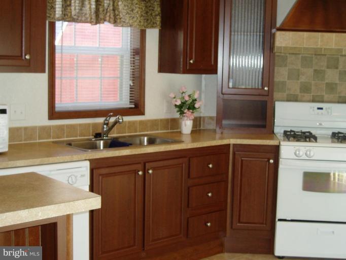 1319 Evering Avenue Rosedale, MD 21237 - Photo 4 of 15 Beautiful cabinets and countertops!