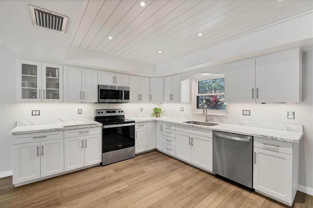 2115 Shadow Oaks Road Sarasota, FL 34240 - Photo 12 of 35