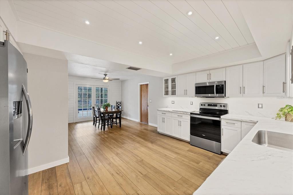 2115 Shadow Oaks Road Sarasota, FL 34240 - Photo 13 of 35