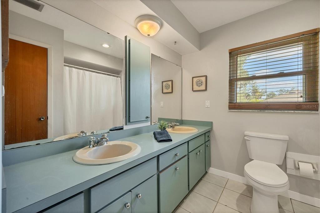 2115 Shadow Oaks Road Sarasota, FL 34240 - Photo 23 of 35