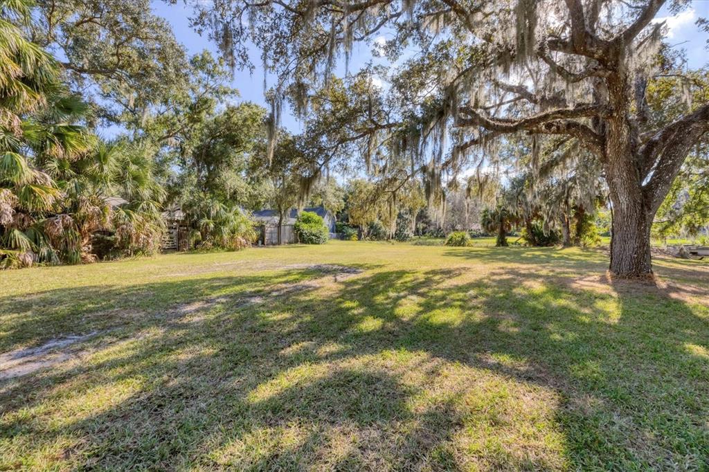 2115 Shadow Oaks Road Sarasota, FL 34240 - Photo 30 of 35