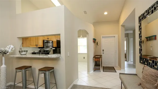 $1,995 | 6645 Huntington Lakes Circle, Unit 201, Naples, FL 34119