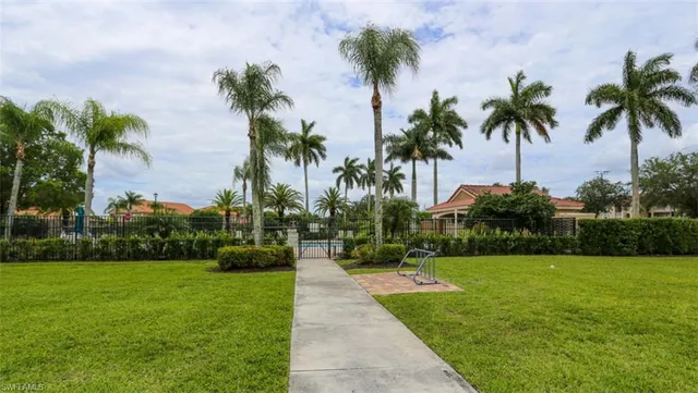 $1,995 | 6645 Huntington Lakes Circle, Unit 201, Naples, FL 34119