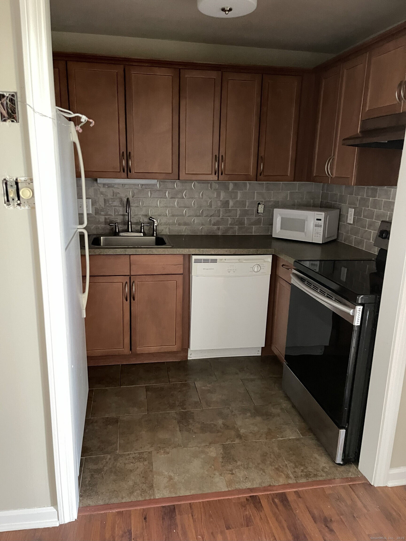 127 Black Point Road, Unit 7 East Lyme, CT 06357 - Photo 3 of 15