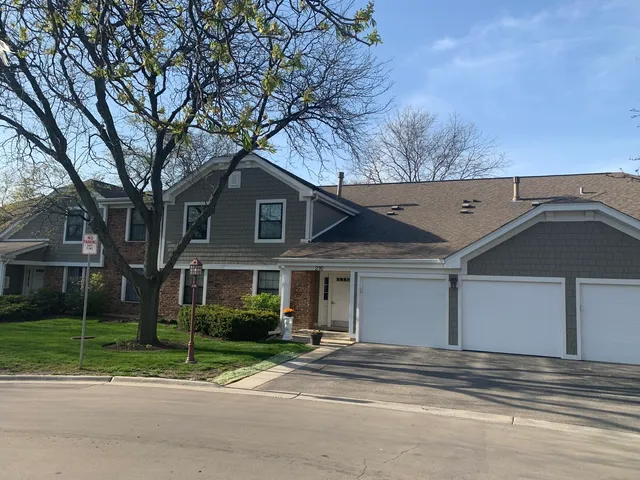 $2,200 | 216 Deerpath Court, Unit D1, Schaumburg, IL 60193