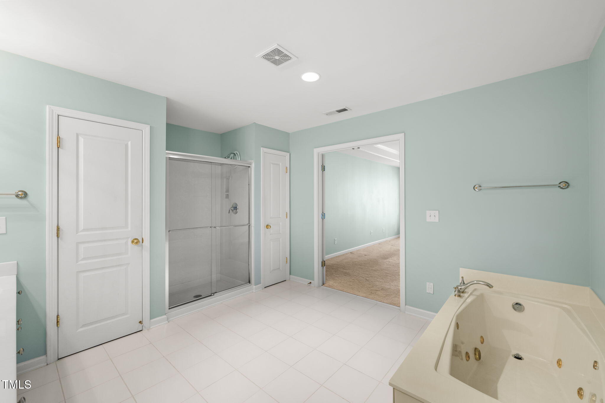 3614 Lion Ridge Court Raleigh, NC 27612 - Photo 36 of 52 a bathroom with a bathtub and a sink