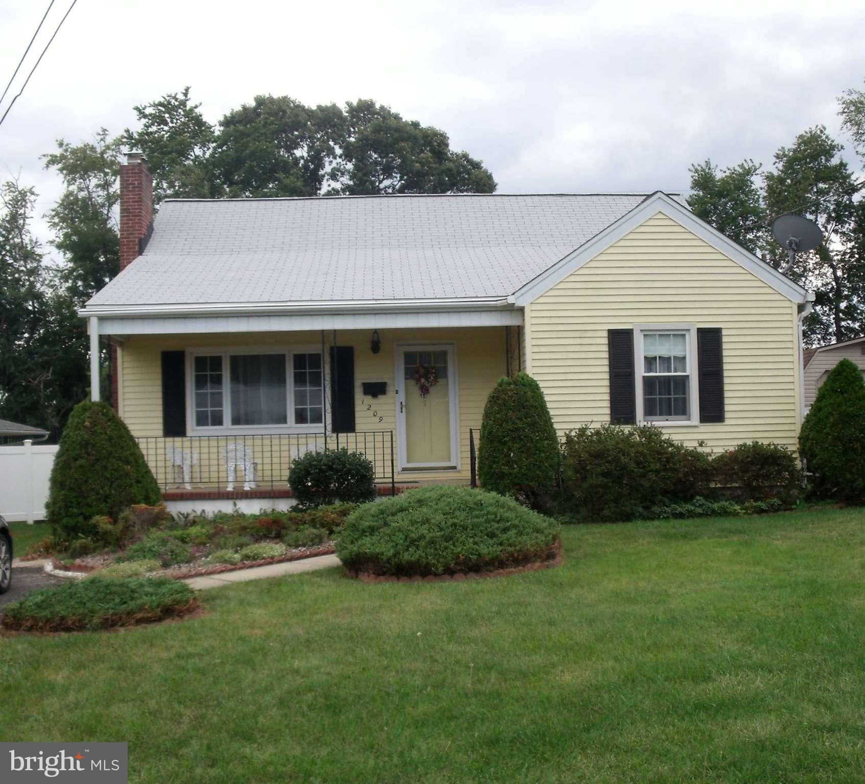 a view of a house with backyard and garden