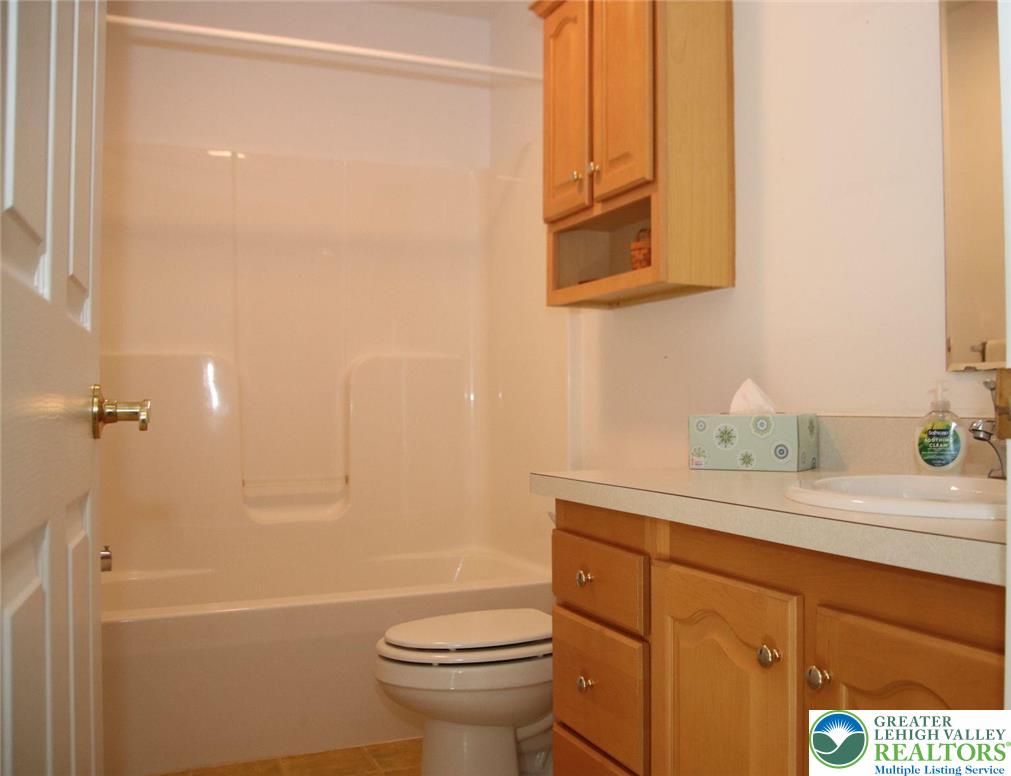 712 Winterthur Way Easton, PA 18040 - Photo 17 of 20 Bath