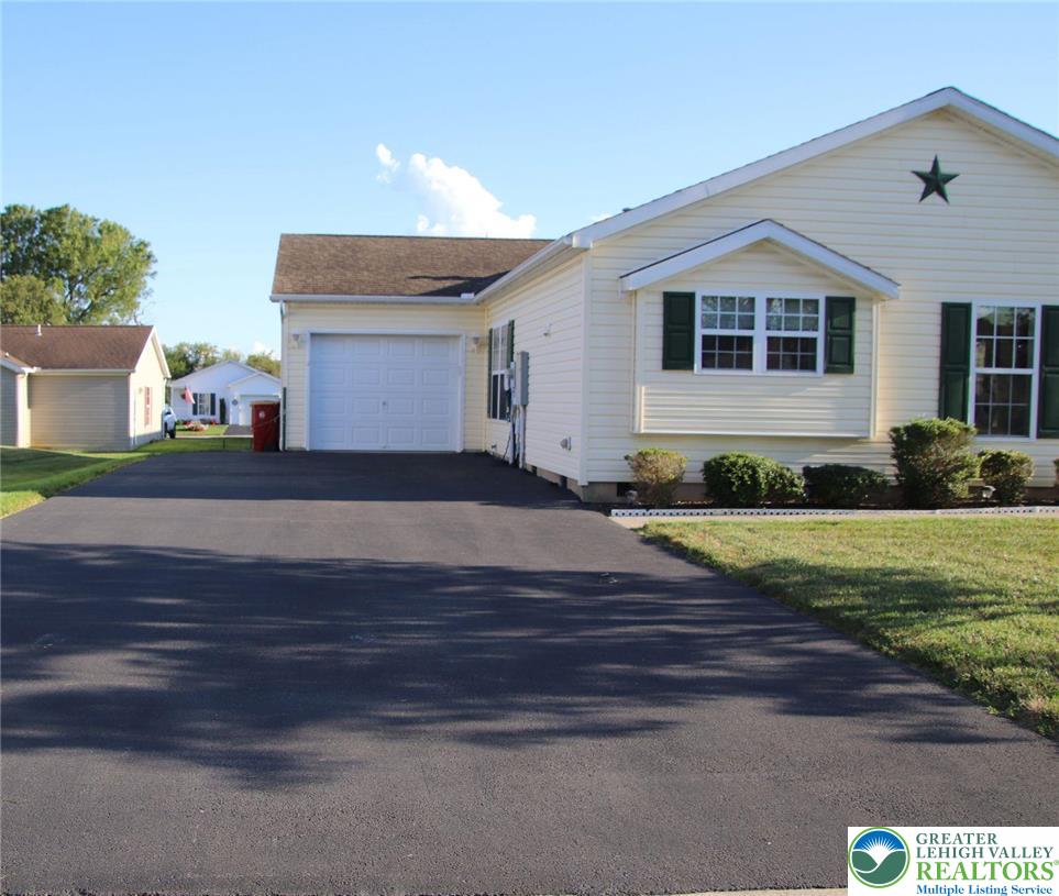 712 Winterthur Way Easton, PA 18040 - Photo 3 of 20 Driveway