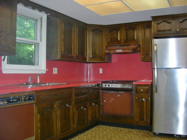2755 Whitewood Road Bethlehem, PA 18017 - Photo 6 of 11 Gallery Image 6