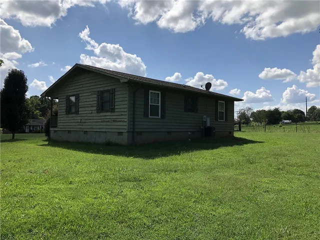 $1,100 | 6511 West Oak Highway, Westminster, SC 29693