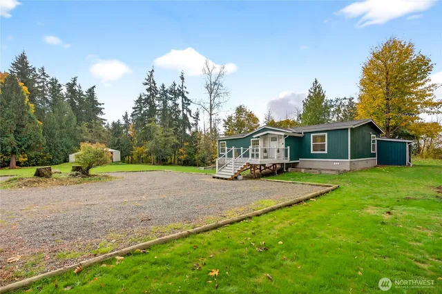 a view of a house with backyard and garden