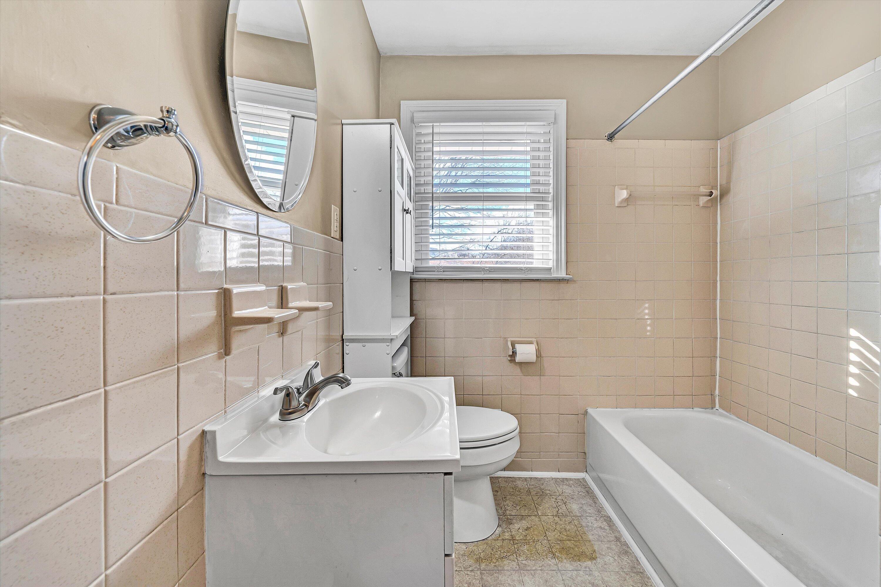 519 Doyle Street Salem, VA 24153 - Photo 17 of 40 a bathroom with a sink a toilet and bathtub