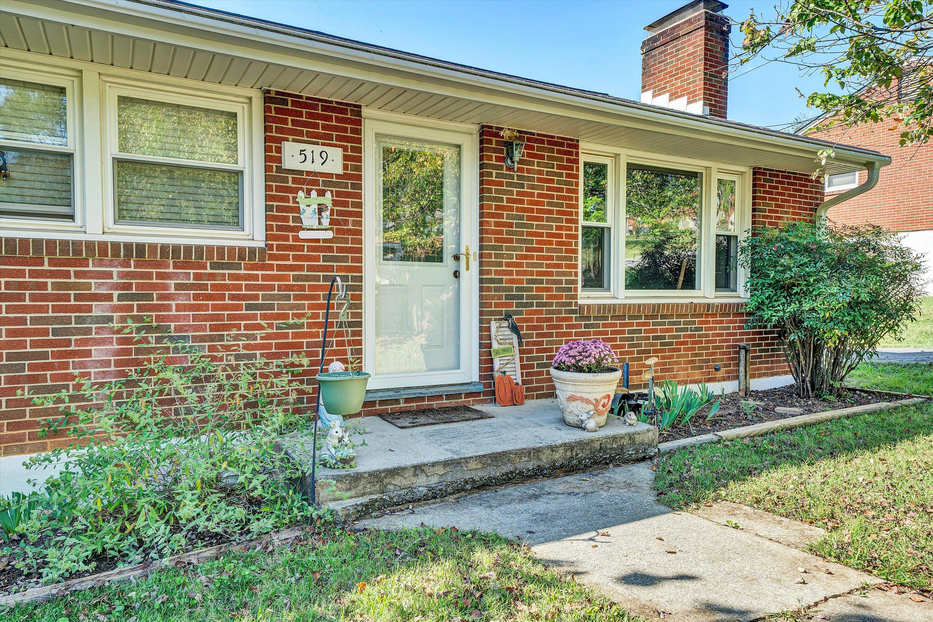 519 Doyle Street Salem, VA 24153 - Photo 3 of 40 a front view of a house with garden
