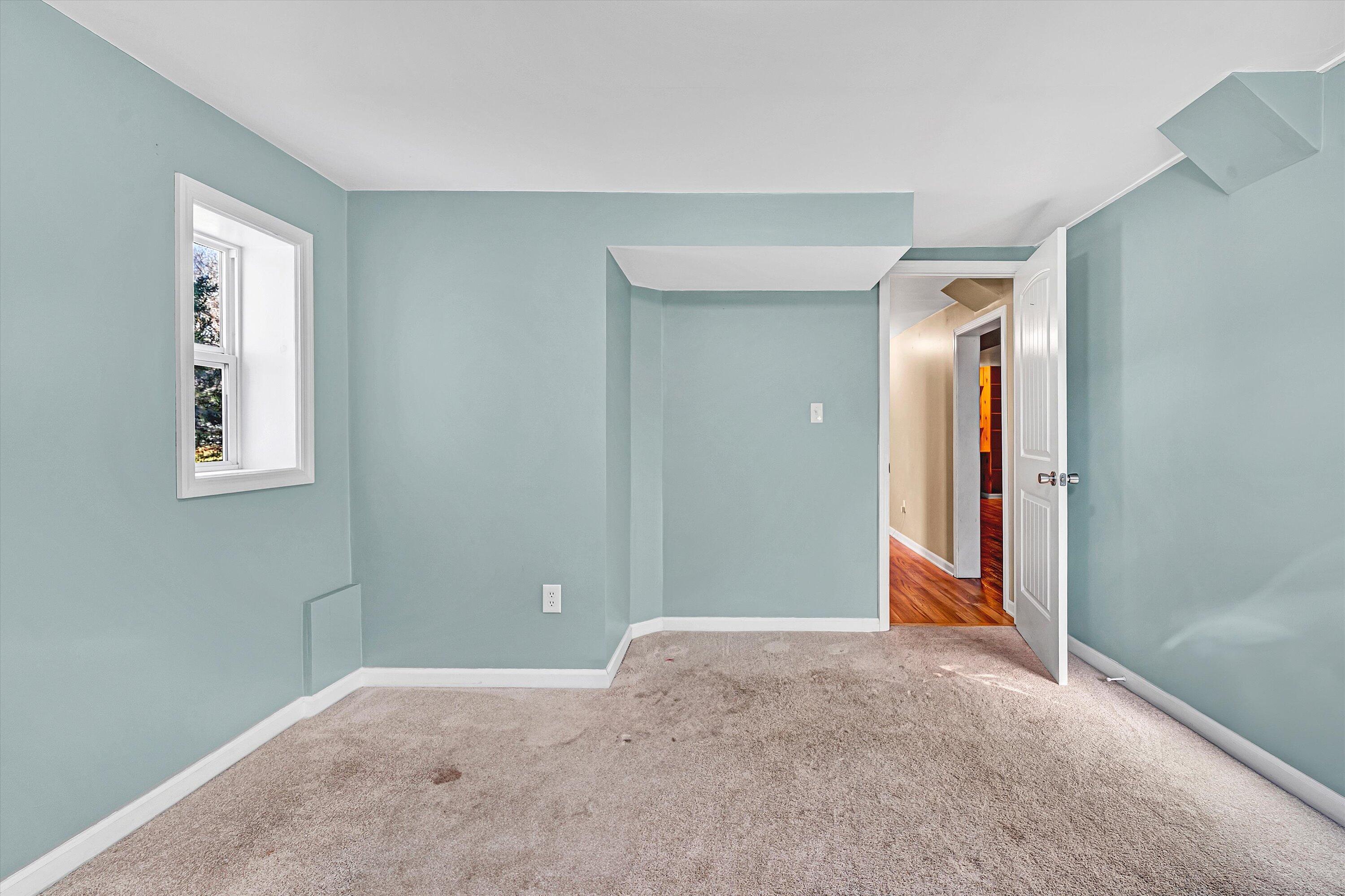 519 Doyle Street Salem, VA 24153 - Photo 31 of 40 a view of an empty room with window and closet area