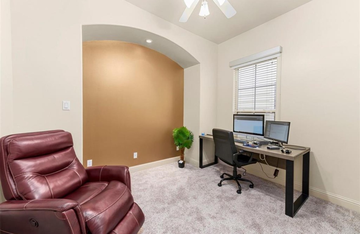 1215 Roberts Street Houston, TX 77003 - Photo 14 of 20 a livingroom with workspace and a couch