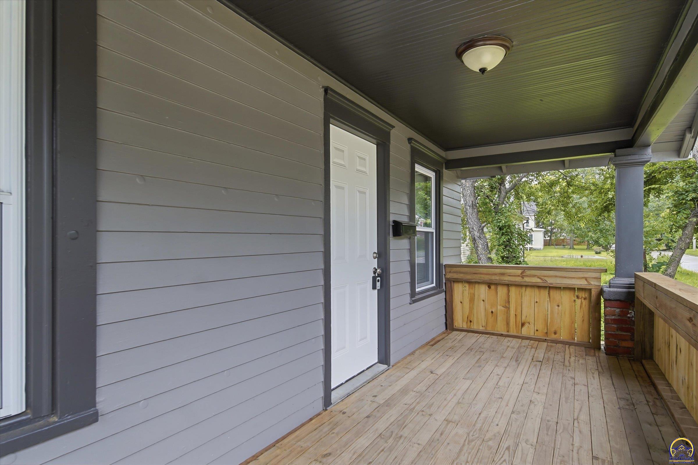 1113 Southwest Hampton Street Topeka, KS 66604 - Photo 5 of 35