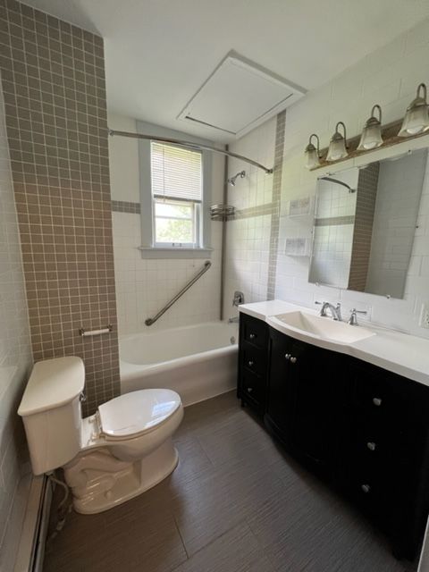 532 South Street Elgin, IL 60123 - Photo 18 of 43 a bathroom with a double vanity sink toilet mirror and bathtub