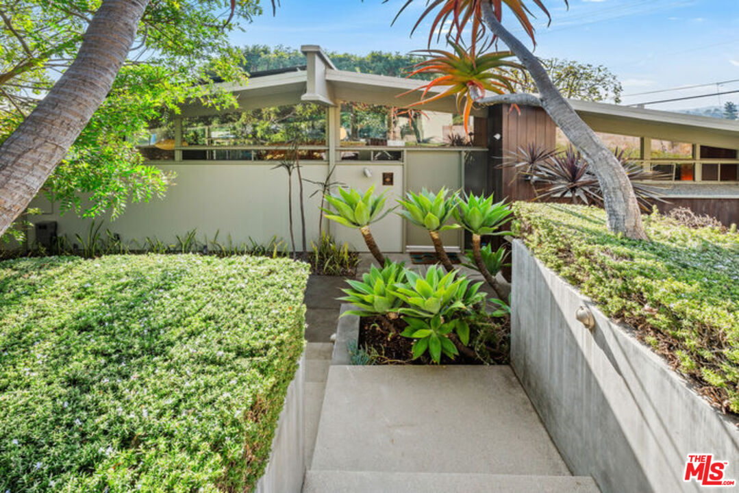 12412 Deerbrook Lane Los Angeles, CA 90049 - Photo 2 of 30 a view of a garden with plants