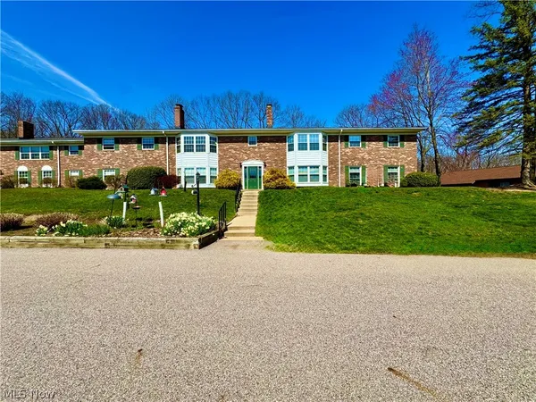 $1,350 | 6910 Carriage Hill Drive, Unit 202, Brecksville, OH 44141