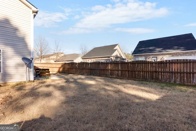 a view of a backyard