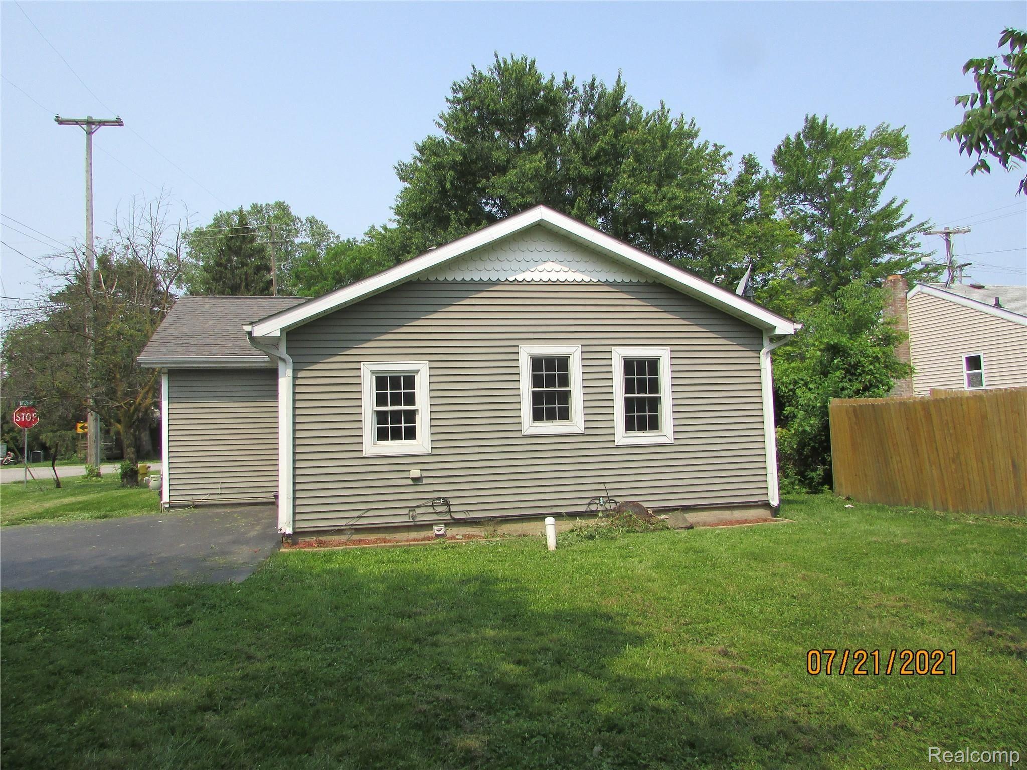 1343 Belsay Road Burton, MI 48509 - Photo 5 of 28 1343 S Belsay pics 7-28 2021-07-10 028.JPG