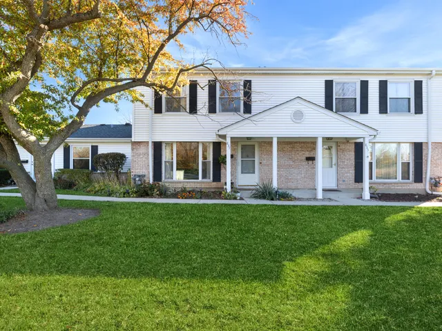 $2,250 | 837 Pahl Road, Unit 837, Elk Grove Village, IL 60007