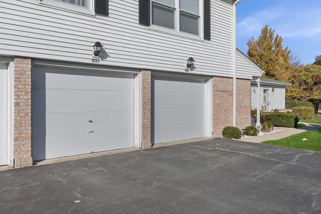 $2,250 | 837 Pahl Road, Unit 837, Elk Grove Village, IL 60007