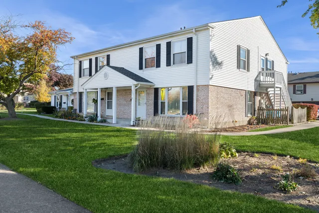 $2,250 | 837 Pahl Road, Unit 837, Elk Grove Village, IL 60007