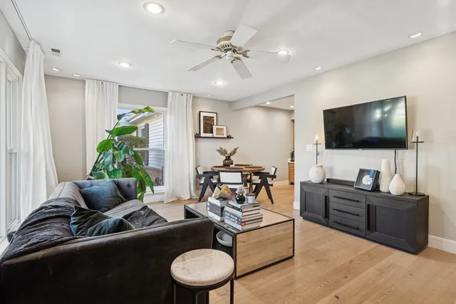 $2,250 | 837 Pahl Road, Unit 837, Elk Grove Village, IL 60007