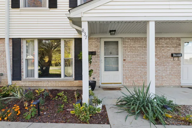 $2,250 | 837 Pahl Road, Unit 837, Elk Grove Village, IL 60007