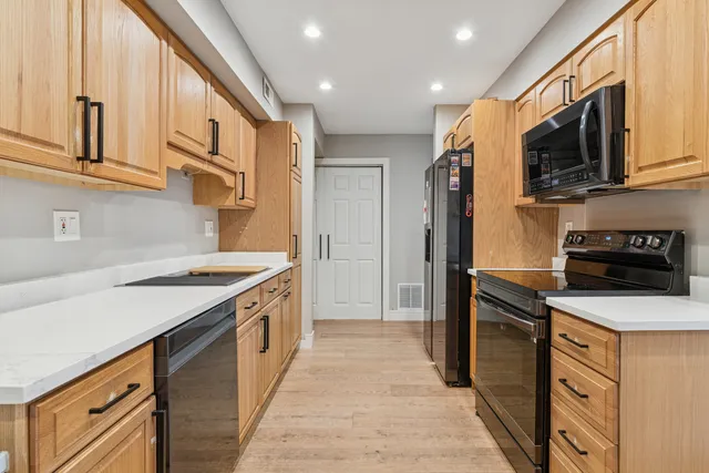 $2,250 | 837 Pahl Road, Unit 837, Elk Grove Village, IL 60007