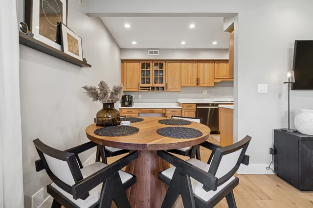 $2,250 | 837 Pahl Road, Unit 837, Elk Grove Village, IL 60007