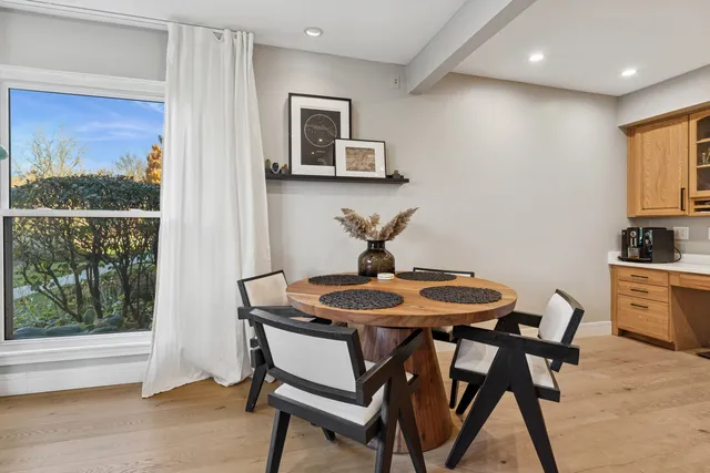 $2,250 | 837 Pahl Road, Unit 837, Elk Grove Village, IL 60007