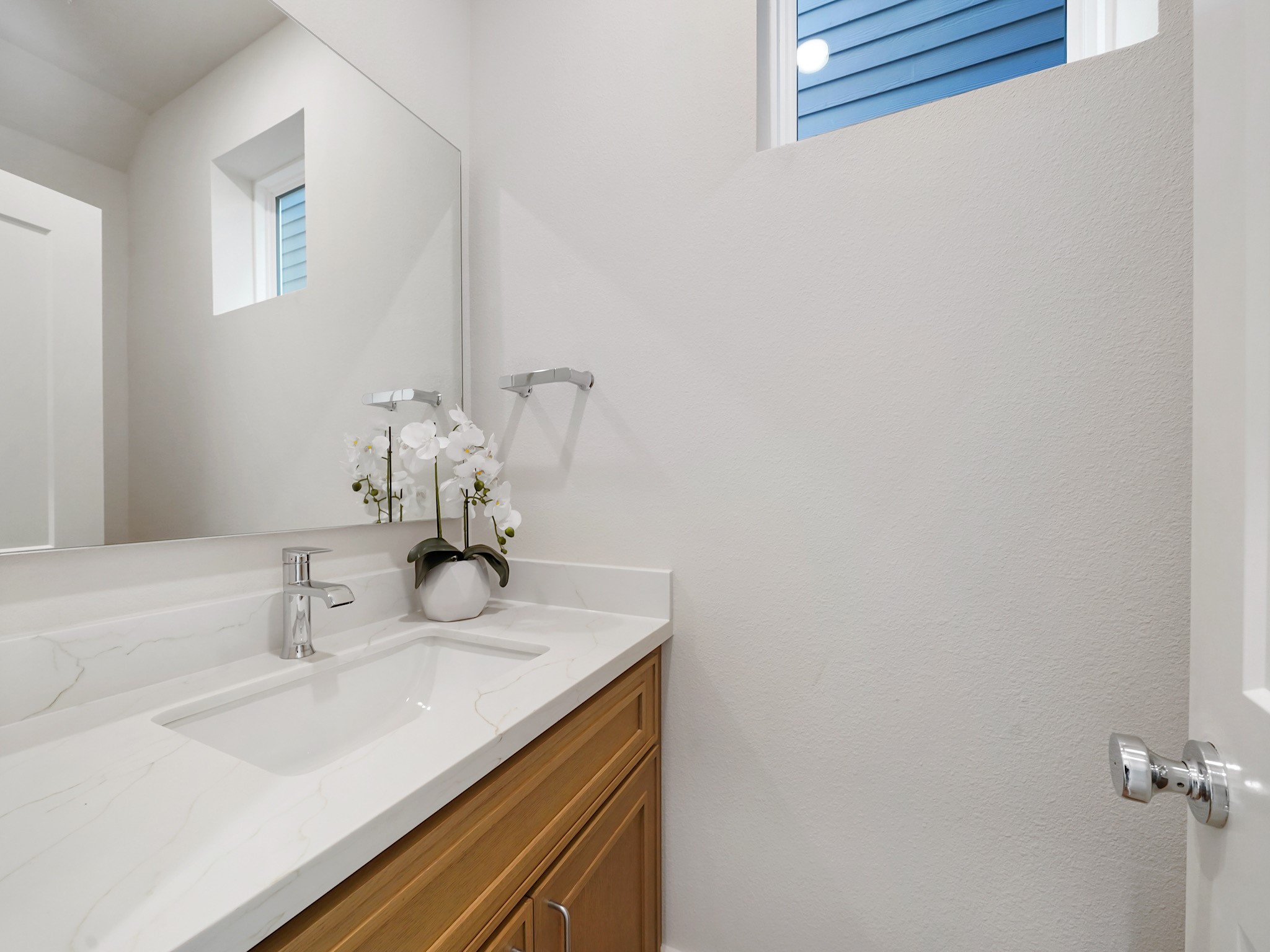 861 Rachel Street, Unit E Houston, TX 77091 - Photo 10 of 29 Discover the convenience and style of a beautifully appointed half bath on the first level, perfect for guests.