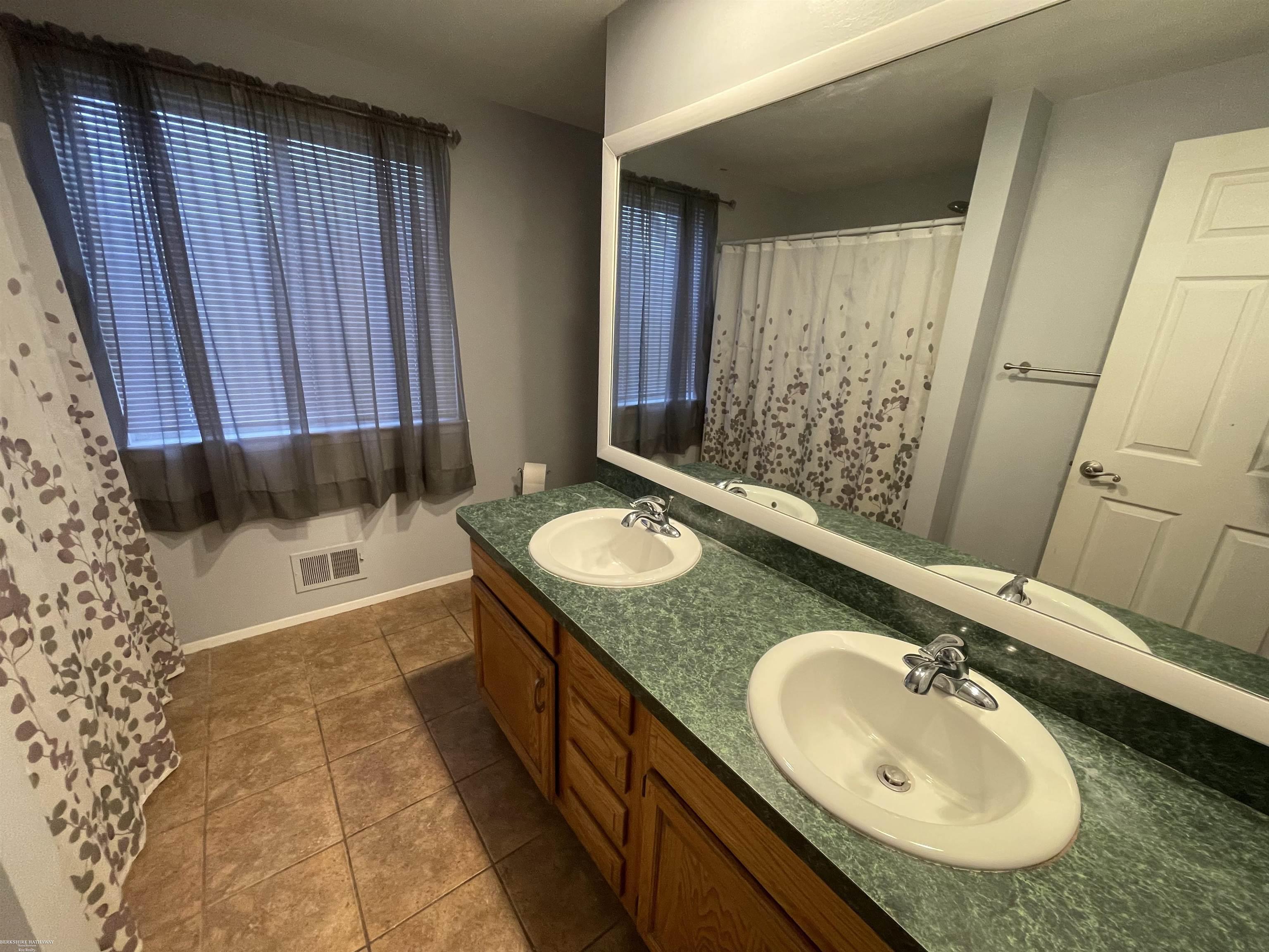 243 Clinton Street Romeo, MI 48065 - Photo 15 of 24 50098428-14.JPG