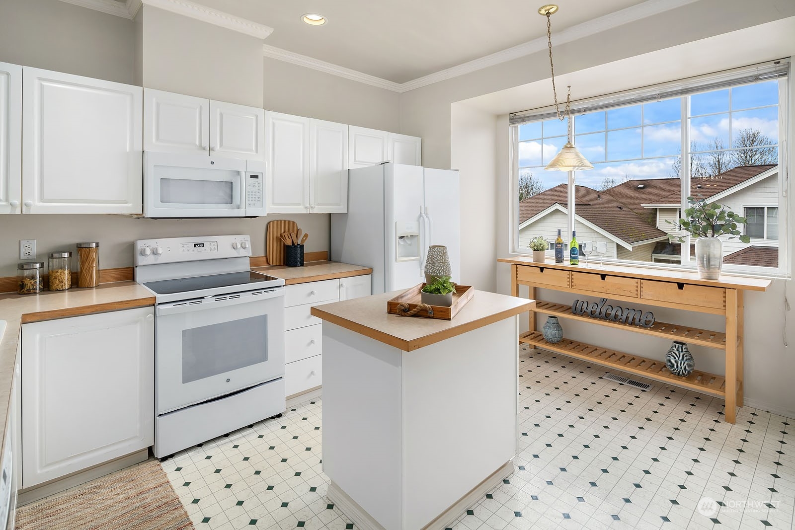 2300 Benson Road South, Unit C5 Renton, WA 98055 - Photo 4 of 19 a kitchen with granite countertop a stove a sink and a refrigerator